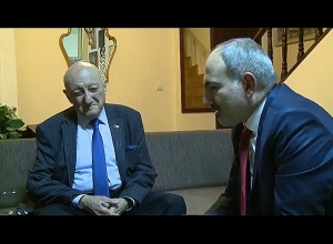 Ծննդյան 91-ամյակի առթիվ Փաշինյանը այցելել է Հովհաննես Չեքիջյանին