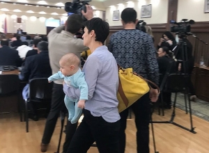 Երևանի ավագանու անդամը կրկին երեխայի հետ է մասնակցում նիստին