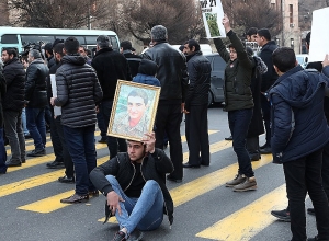 Родственники погибших военнослужащих перекрыли проспект Тиграна Меца