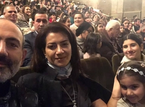 Նիկոլ Փաշինյանն ընտանիքի հետ՝ Պատանի հանդիսատեսի թատրոնում