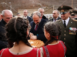 Премьер-министр в Арцахе присутствовал на церемонии новоселья офицеров