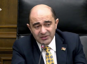 Հազար անգամ ասել ենք, մի արեք սենց բան. լսող չկա::