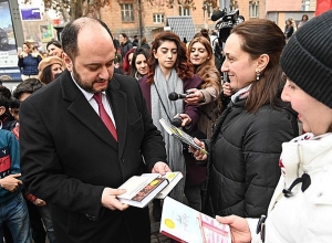 Араик Арутюнян дарил прохожим книги