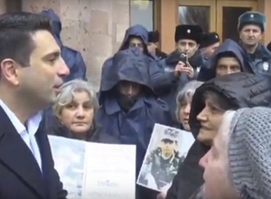 Բողոքի ակցիա՝ կառավարության դիմաց․ այնտեղ է նաեւ Ալեն Սիմոնյանը․ ուղիղ
