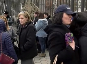 Акция протеста сотрудников центра СПИД-а напротив НС.