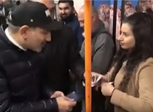 Молодая девушка порвала буклет, который ей в метро дал премьер-министр