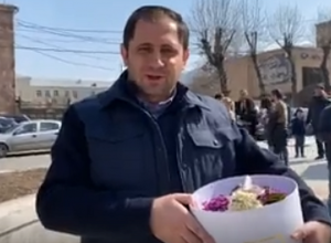 Մանուշակներ ոտքերիս ու շուշաններ ձեռքերիս․ Սուրեն Պապիկյանը ծաղիկ է բաժանում կանանց