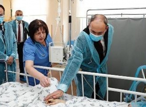 Նիկոլ Փաշինյանն այցելել է դաժան ծեծի ենթարկված 13-ամյա աղջկան