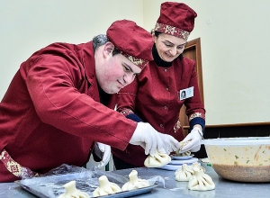 «Стань примером»: женщина начала готовить полуфабрикаты для нужд семьи и стала лидером в области