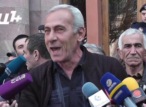 «Հեռո՛ւ մնացեք բանակից»․ կոմայի մեջ հայտնված փոխգնդապետ Արա Մխիթարյանի հարազատների հավաքը