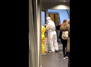 Видеоматериал о том, как в Риме наших граждан сажают в самолет