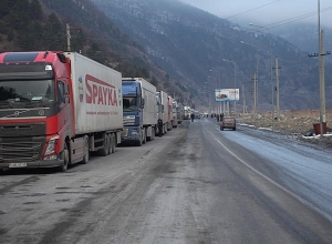 Из-за опасности схода лавин Ларс закрыт