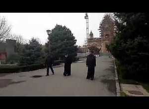 Католикос прогуливается по Первопрестольному Святому Эчмиадзину