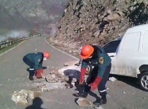 Обвал на дороге Горис-Татев: автомобиль пострадал