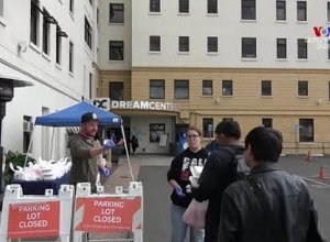 В Лос-Анджелесе социально неимущим семьям раздают бесплатную еду