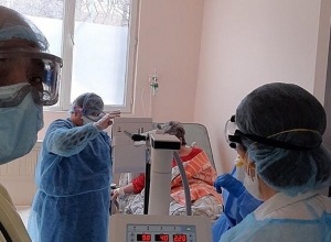 Эпизоды из будней медработников в эти дни: фотографии