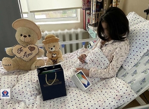 Анна Акопян отправила подарки мальчику, получившему ранение от выстрела противника, и девочке, подвергшейся насилию в Гюмри