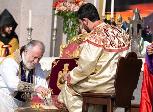 Աստվածորդու օրինակով կաթողիկոսը ծնկի գալով, լվաց և յուղով օծեց հոգևոր այրերի ոտքերը