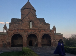 «Լացս գալիս է»․ հոգեւոր կենտրոնում եկեղեցիները չբացվեցին հավատացյալների առաջ