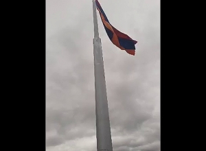 Անի պատմական մայրաքաղաքի դիմաց վեր է խոյանում հայոց եռագույնը