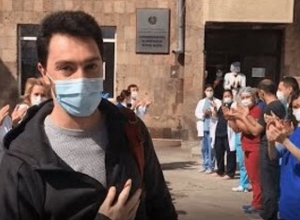 «Հազիվ էի շնչում, հիմա նորից քայլել եմ սովորում». կորոնավիրուսը հաղթահարած երիտասարդ․ Azatutyun.am