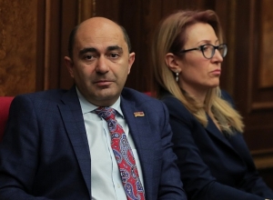 Правительство стоит перед тяжелой задачей, оно не может закрыться и ничем не помочь людям: Марукян