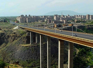 Гражданин пытается совершить самоубийство, бросившись с Давиташенского моста