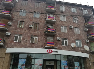 Եռագույն դրոշներ՝  երեւանյան շենքերից մեկի պաշտգամբներին