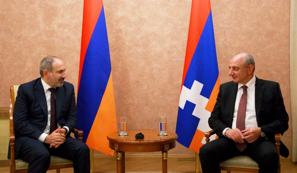 090520 SahakyanPashinyanHandipStep