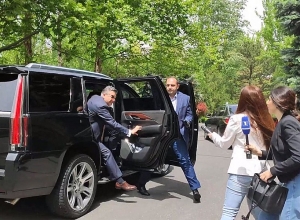 «Социальной дистанции нет?»: бывший премьер-министр Карен Карапетян в Национальном собрании