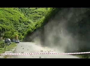 Спасатели проводят работы по искусственному камнепаду