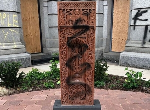 Ցույցերի ժամանակ տուժել է Հայոց ցեղասպանության զոհերին նվիրված՝ Դենվերում տեղադրված խաչքարը