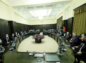 Премьер-министр поручил строго контролировать соблюдение правил, установленных комендатурой