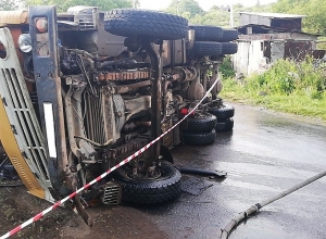 «КамАЗ», загруженный туфом, перевернулся набок: водитель госпитализирован – состояние стабильно тяжелое