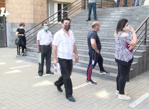 Քաղաքապետարանի մեկ պատուհանի մոտ