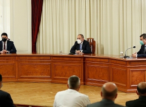 Премьер-министр представляет руководящему составу СНБ новоназначенного директора структуры: прямой эфир