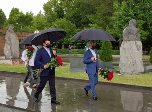 Սերժ Սարգսյանը հարգանքի տուրք է մատուցել Անդրանիկ Մարգարյանի հիշատակին