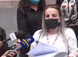 Խոստանում են ճանապարհ փակել․ Արարատի մարզի մի խումբ բնակիչներ հավաքվել են կառավարության շենքի մոտ