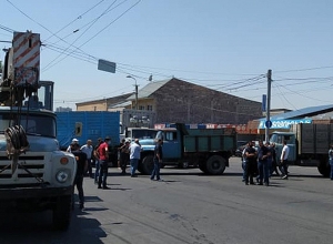 Сотрудники «Мульти Групп» перекрыли «ЗИЛ»-ами улицу Ачаряна: граждане убрали автомобили