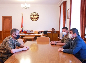 Араик Арутюнян принял начальника Генштаба ВС Армении Оника Гаспаряна