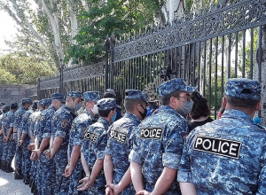 10.000 դրամը ընտրակաշա՞ռք, թե՞ օգնություն. երկու տարբեր կարծիք