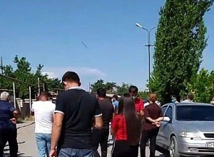 Եղեգնուտի բնակիչներն ակցիա էին  անում. չեն ուզում ՀՀԿ-ական համայնքապետը վերադառնա