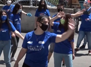 Young people thank medical staff with flash mob in Alaverdi