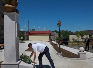 Араик Арутюнян принял участие в церемонии открытия в Шуши бюста Сергея Амияна