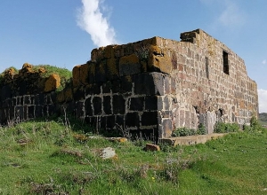 Աստծուց խնդրանք ունեն. լճաշենցիներն աղոթում են առանց տանիքի եկեղեցում