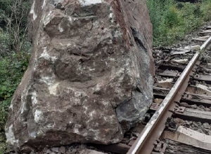 Движение на участке Туманян-Санаин временно прекращено
