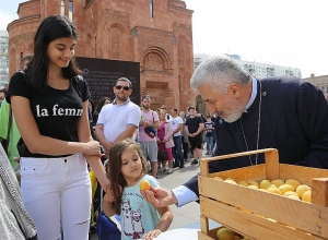 Մոսկվայում տեղի է ունենում ծիրանի բաշխման բարեգործական միջոցառում․ ուղիղ միացում Մոսկվայից