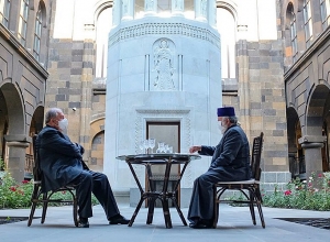 Армен Саркисян в Первопрестольном Святом Эчмиадзине встретился с Католикосом: фотографии