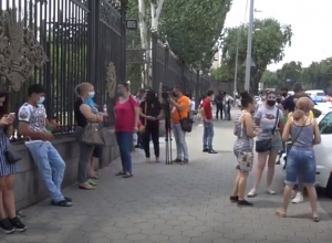 Չընդունված դիմորդների և նրանց ծնողների բողոքի ակցիան՝ ԱԺ-ի դիմաց. ՈՒՂԻՂ