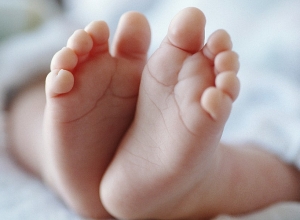 Договорилась отдать ребенка супружеской паре из Еревана за 2000 долларов: раскрыт случай продажи новорожденного